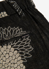 AKASHI-KAMA pleated trousers back pocket and label detail