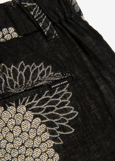 AKASHI-KAMA pleated trousers back pocket and label detail
